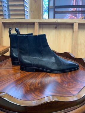 Hugo Boss Men's Black Leather Chelsea Boots - Sleek Slip-On Dress Boot 8.5